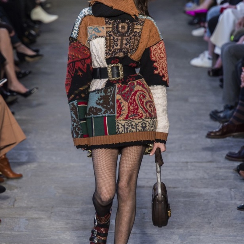 كيف ترتدين موضة الكنزة بأسلوب الفستان الطويل في شتاء 2020 من Y Project