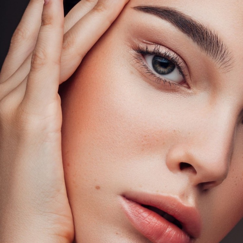 تقوية شعر الحواجب