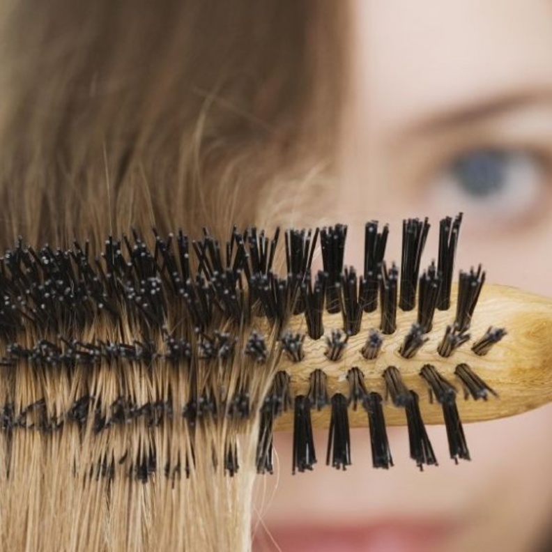 كيفية العناية بادوات تمشيط الشعر بطريقة صحيحية