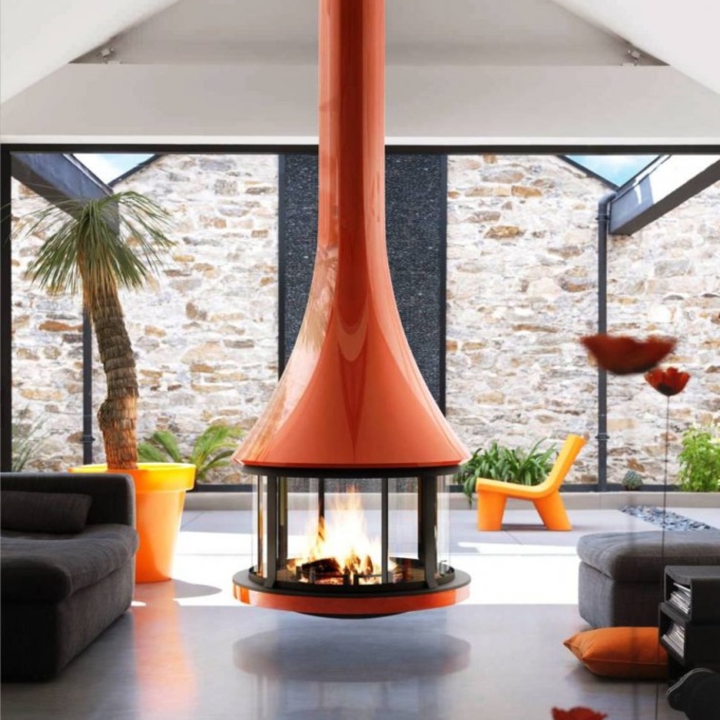 المدفأة مع التلفاز في جدار غرفة المعيشة