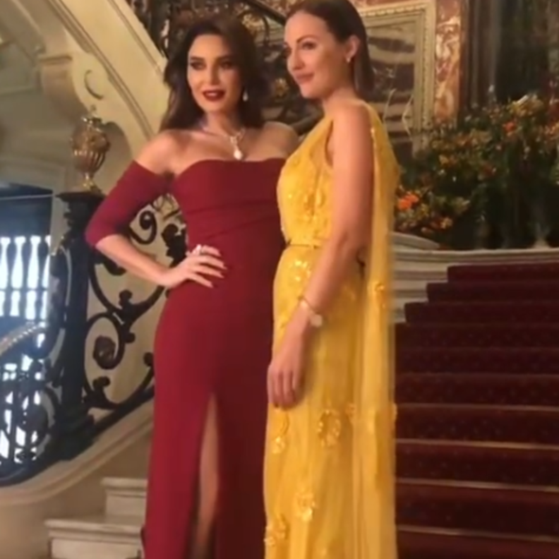  تألقت النجمة التركية بفستان باللون الأصفر