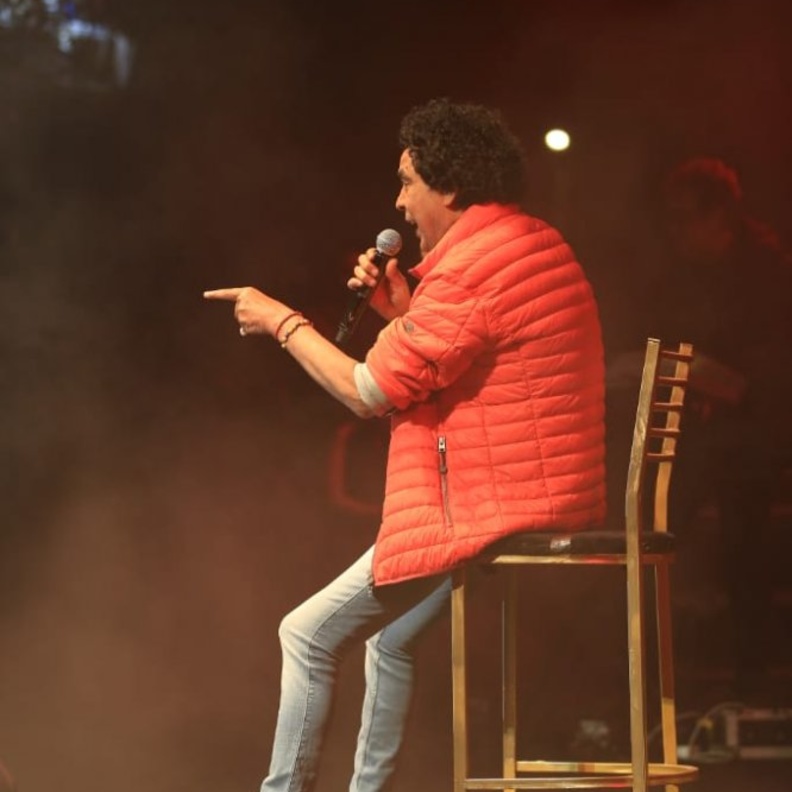 محمد منير غنى على كرسي في احدث حفلاته بمدينة الشروق