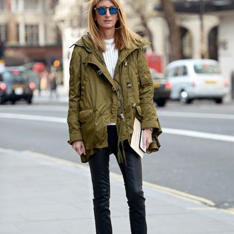 اطلالات أنثوية ناعمة باللون الأخضر العسكري