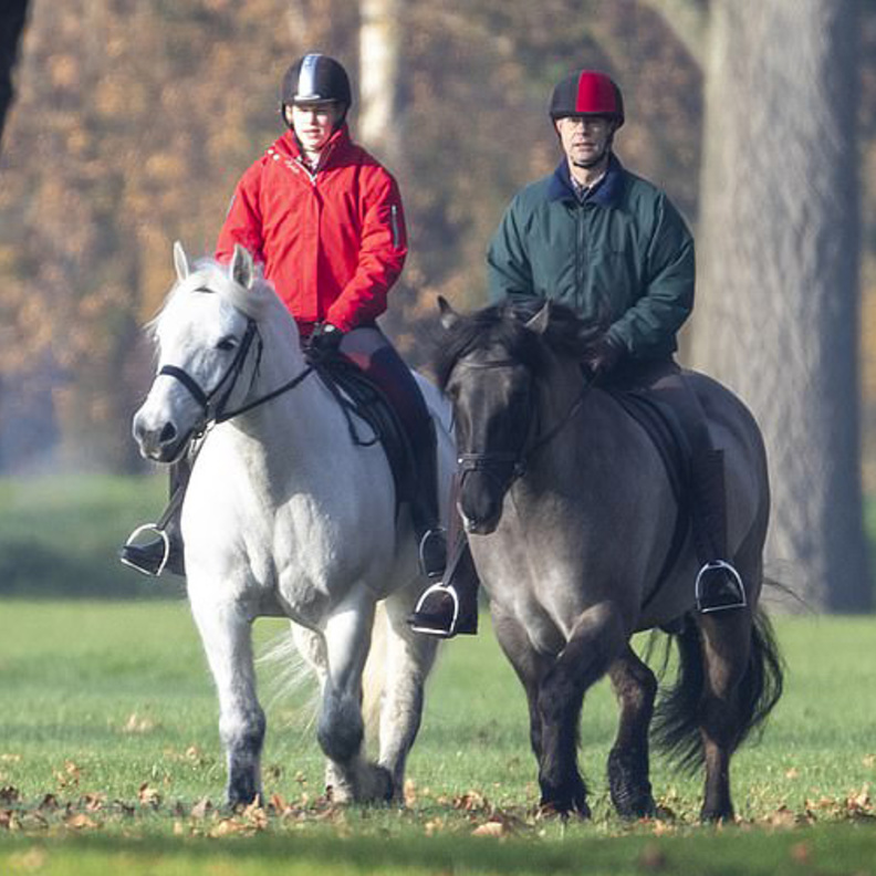 الأمير إدوارد وابنته لويز وندسور في جولة على ظهر الخيول