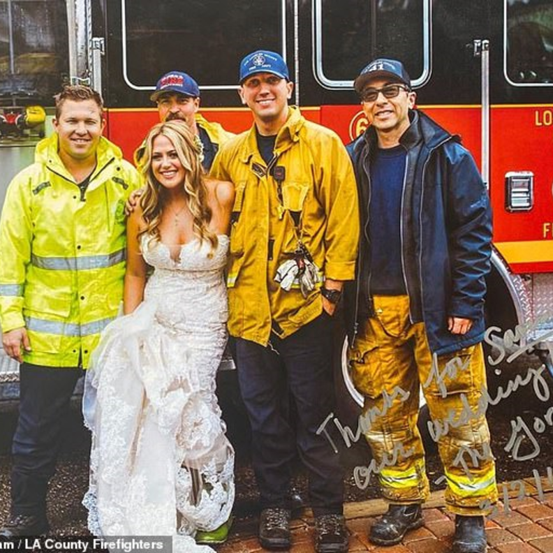 العروس مع رجال الأطفاء