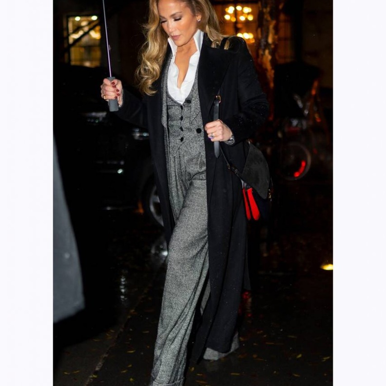 أكملت جي لو اللوك بمعطف أسود طويل