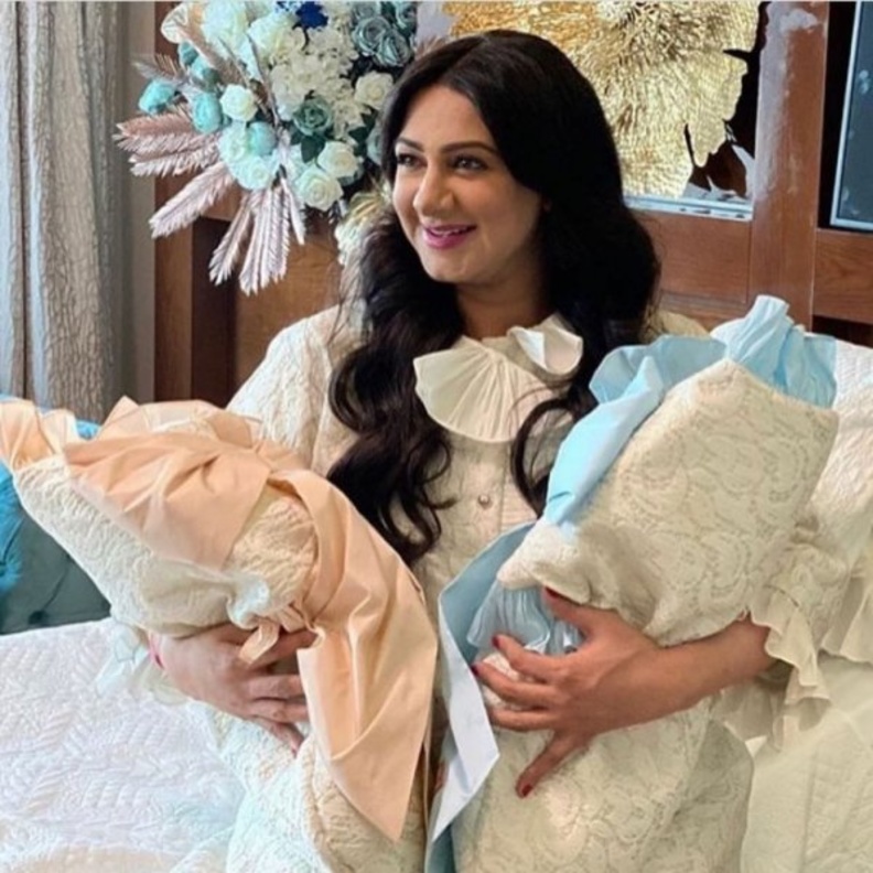 هيفاء حسين مع طفليها التوأم