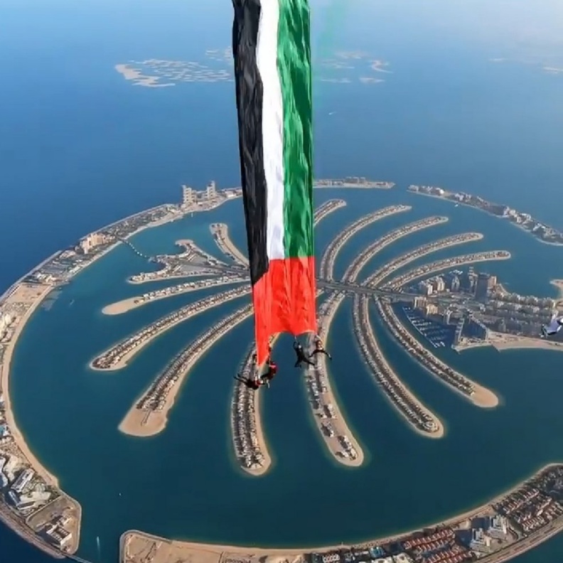 أكبر علم يحلق في العالم احتفالا باليوم الوطني الاماراتي 48