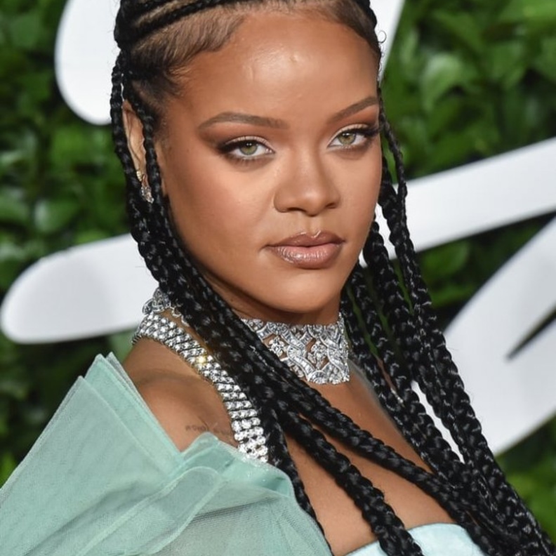 إطلالة Cindy Bruna بمكياج ساحر وأكسسوارات شعر القبعة الفاخرة