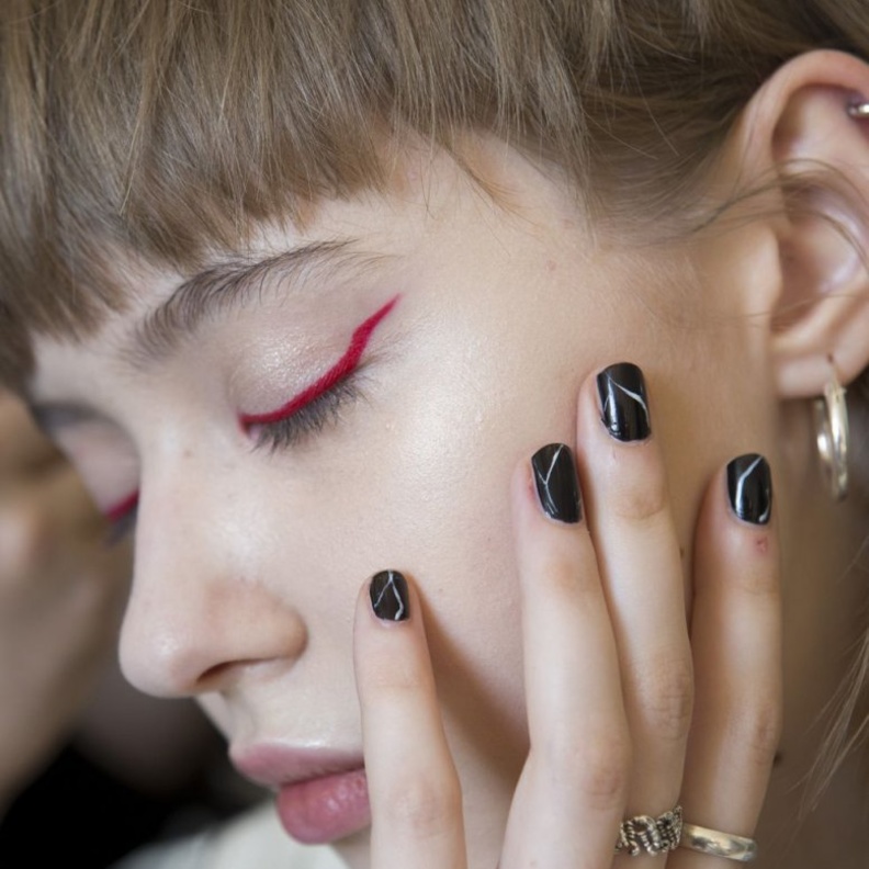 الوان سوداء من طلاء الاظافر تجعلها تبدو اطولعلى خطى عارضات Proenza Schouler