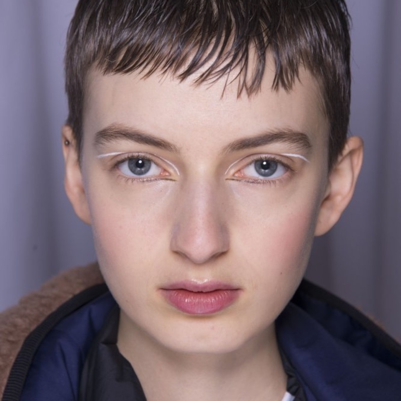 رسمة عيون القطة بالكحل الأسود العريض