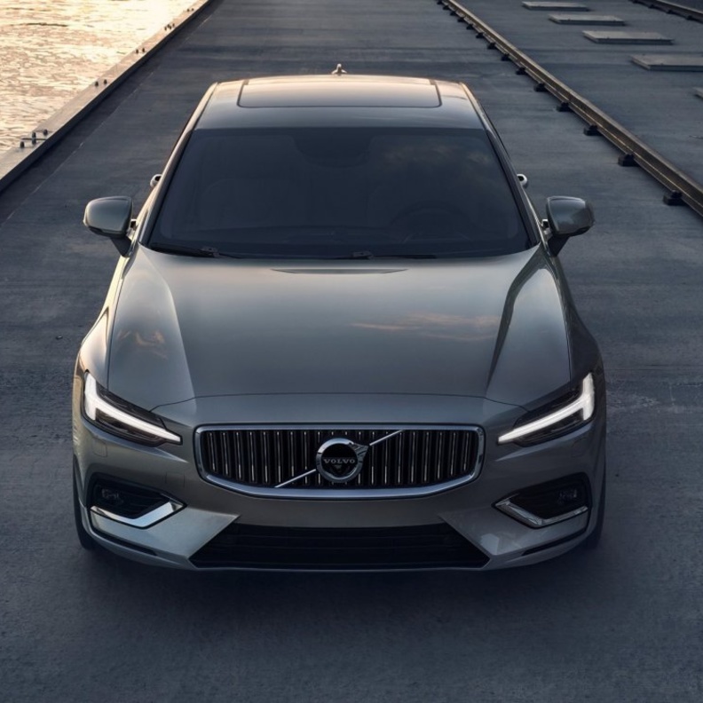 حاكي تصميم القسم الخلفي في S 60 تلك الموجودة في S 90، ولكن بروح أكثر شباباً، مع أكتاف عريضة