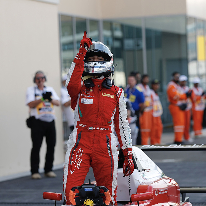 آمنة القبيسي السائقة الإماراتية الفائزة بالسباق الأول لبطولة فورمولا 4 الإمارات