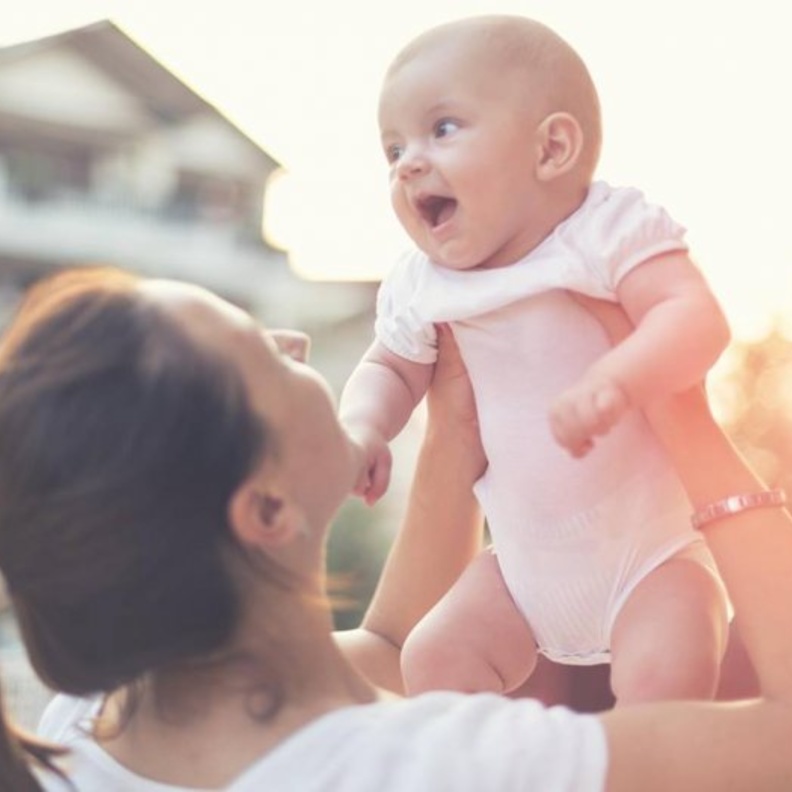 خطورة رمي الأطفال الرضع للاعلى في الهواء