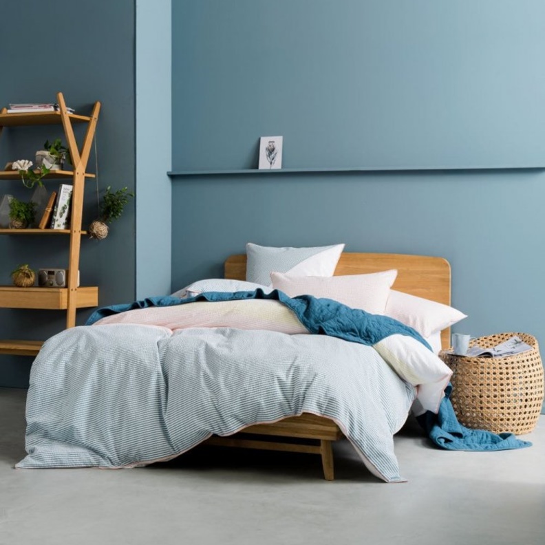 الألوان في المطابخ الصغيرة إما أن تخلق فوضى كما الصورة على اليسار أو تجعل من المطبخ مميزل كما الصورة الأخرى