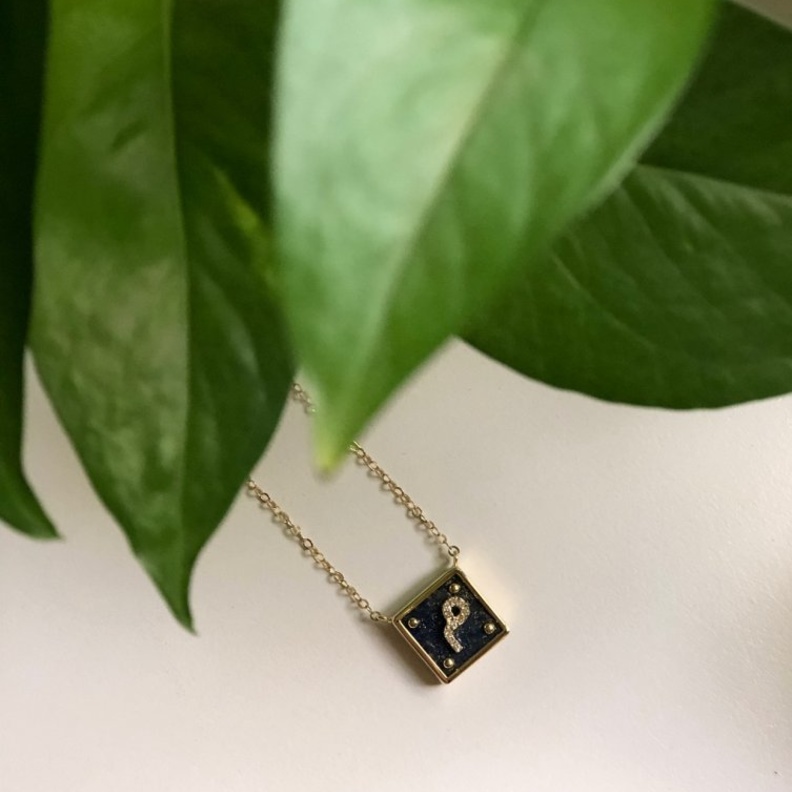 اقراط ذهب على شكل فيونكات