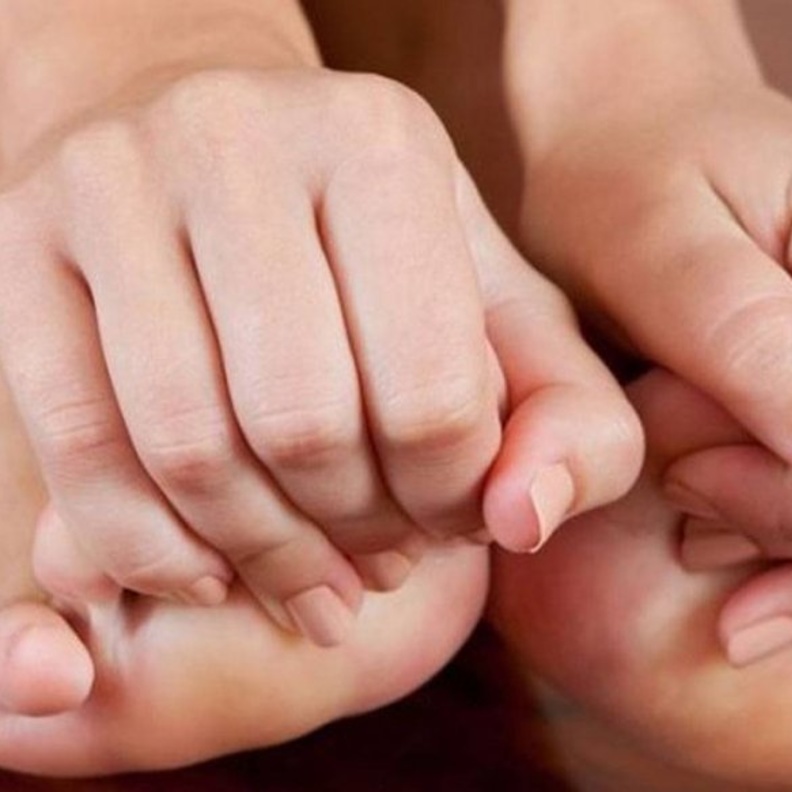  النقرس يسبب آلام حادة في مفاصل الأطراف