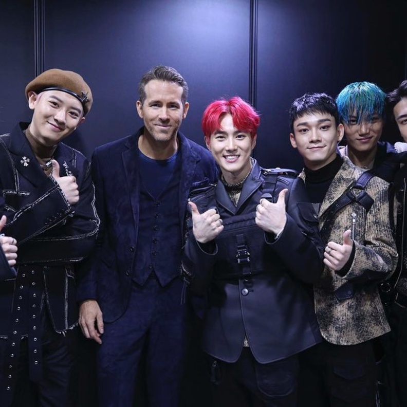 فرقة EXO وريان رينولدز