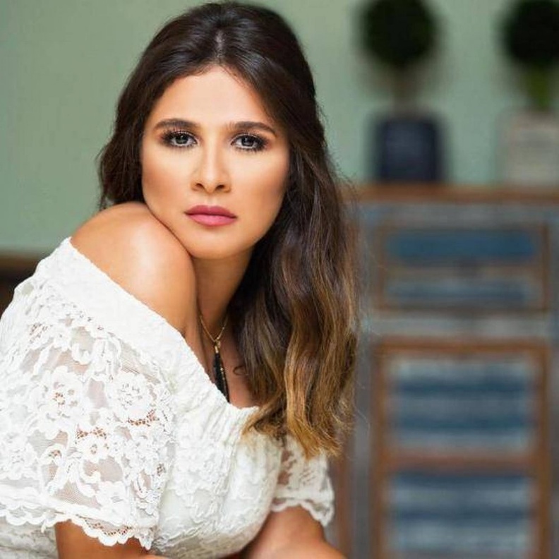 ياسمين عبد العزيز