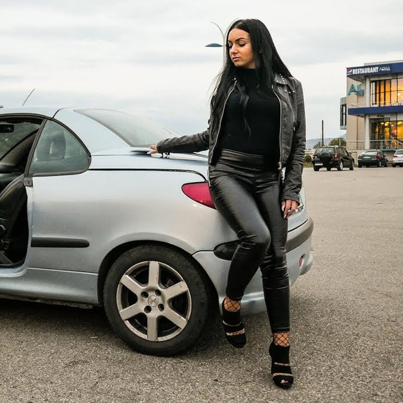  يحذر خبراء عالم السيارات من خطورة ارتداء المرأة لأحذية ذات كعبِ عالِ خلال قيادة السيارة