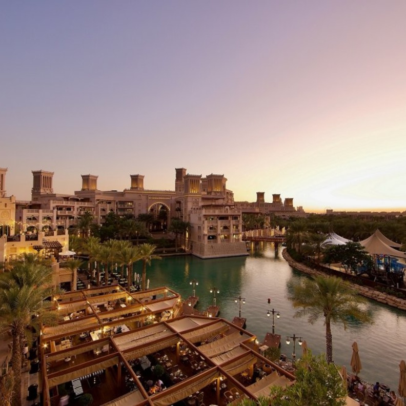 ممشى السوق .. وجهة جميلة للطعام في سوق مدينة جميرا دبي