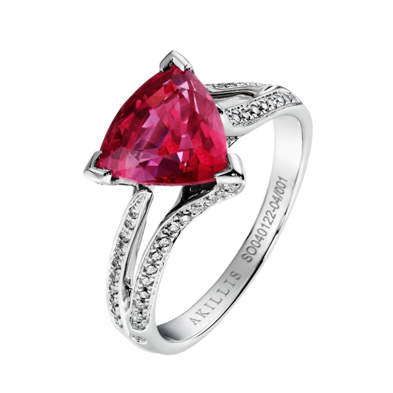 خاتم من أكيليس من الذهب الأبيض مزين بحجر الروبي والألماس