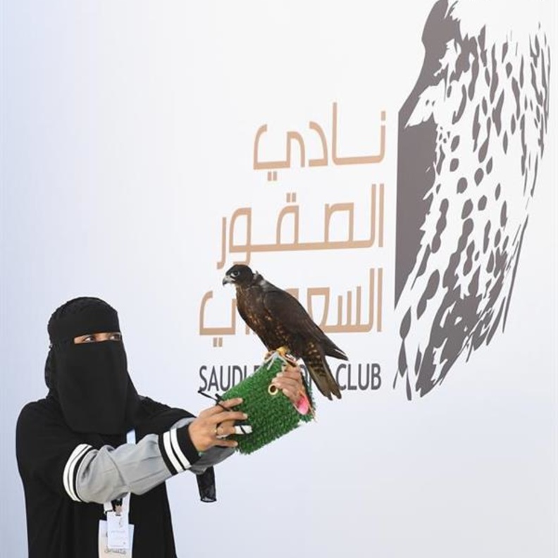 عذاري الخالدي أول سعودية تشارك في مهرجان الملك عبدالعزيز للصقور 