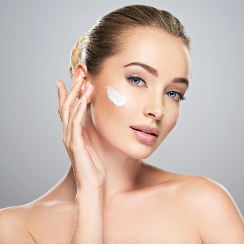 تعرفي على طريقة عمل كريم مرطب للبشرة المختلطة في المنزل