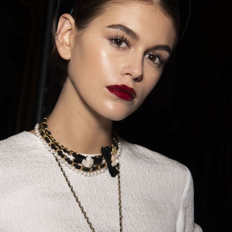 تسريحات شعر مبللة في عرض Chanel Metiers d'art