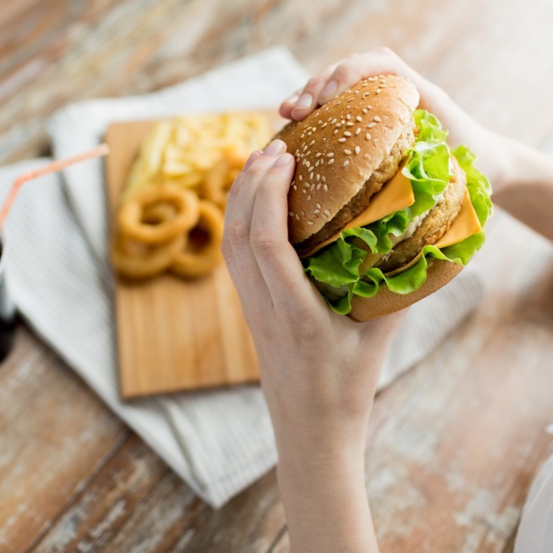 دراسة تؤكد وجود رابط بين الوجبات السريعة والاكتئاب