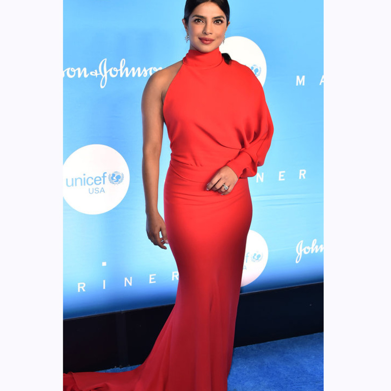  الجميلة NAOMI WATTS بفستان أسود طويل مع طبعات الورود حمل توقيع دار Erdem