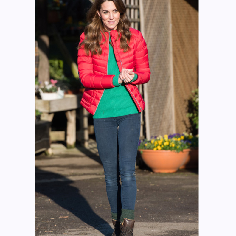 إكتفت كيت بتزيين الاطلالة بأقراط دائرية ذهبية ناعمة