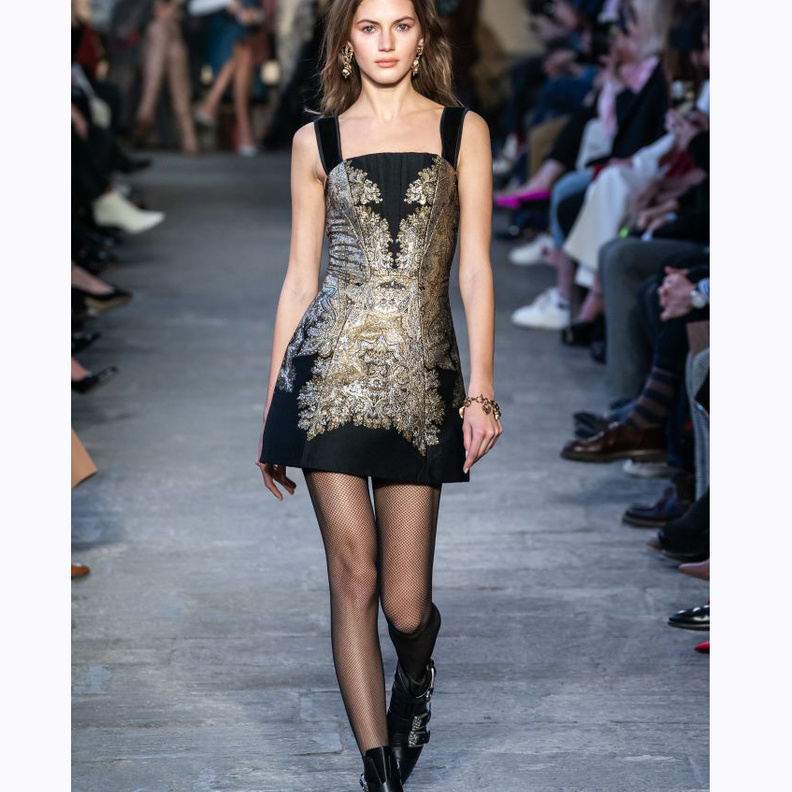  فستان أسود قصير من Balmain