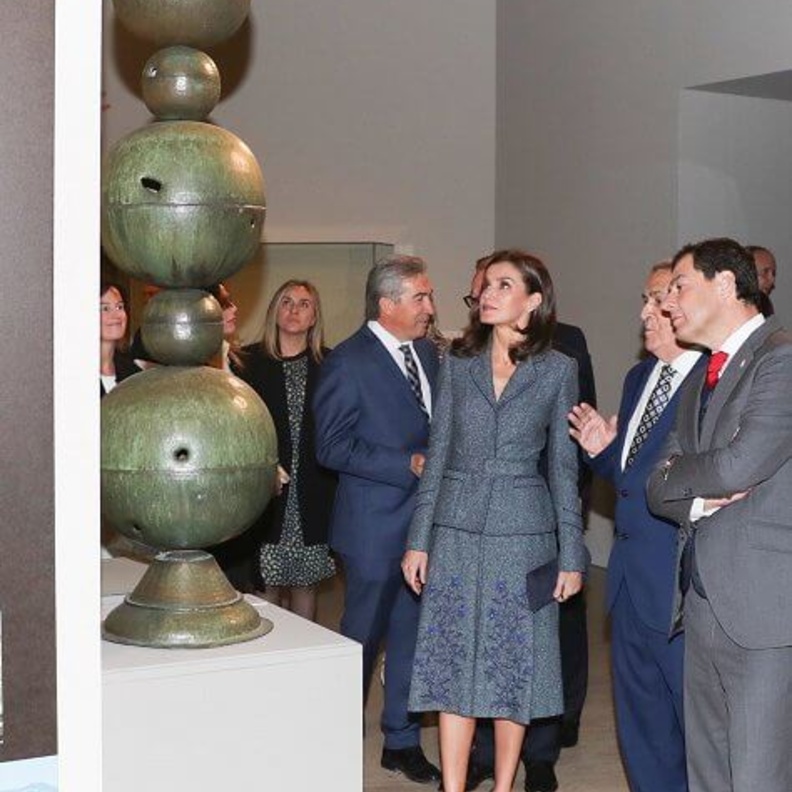  الملكة ليتيزيا تتألق بتصميم فيليب فاريلا