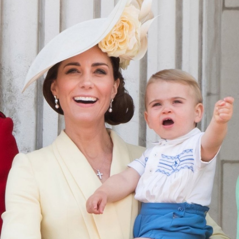 كيت ميدلتون في حدائق قصر كنسينغتون بصحبة الأمير لويس