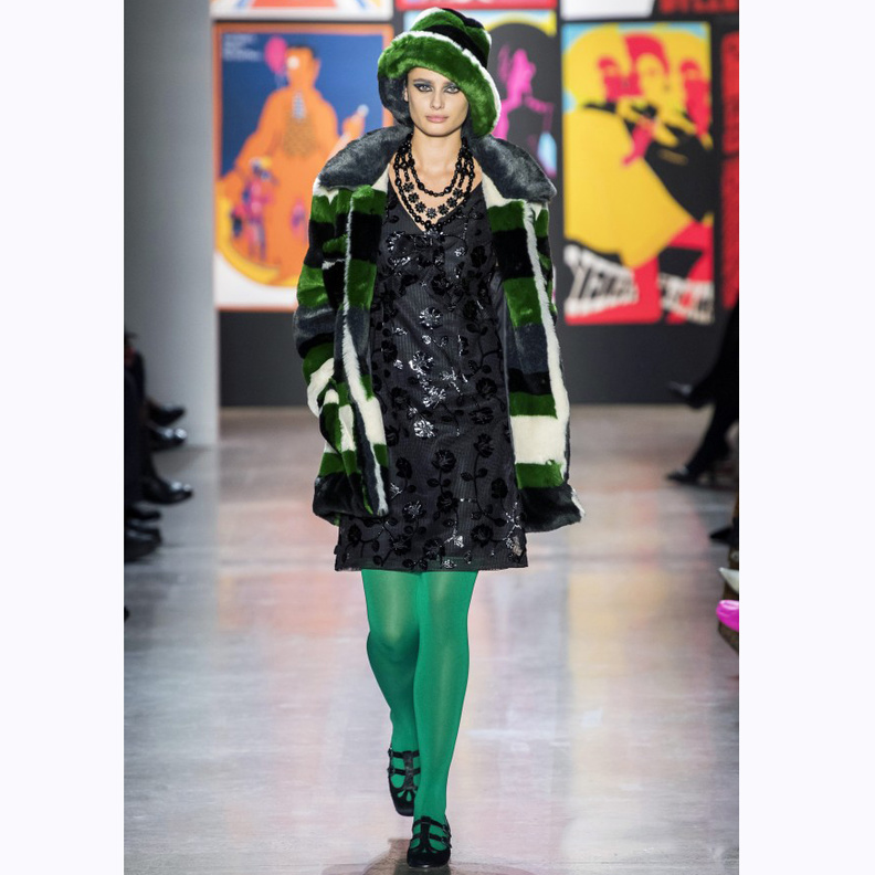 صيحة الجوارب الطويلة الخضراء آخر موضة في شتاء 2020 من دار Anna Sui