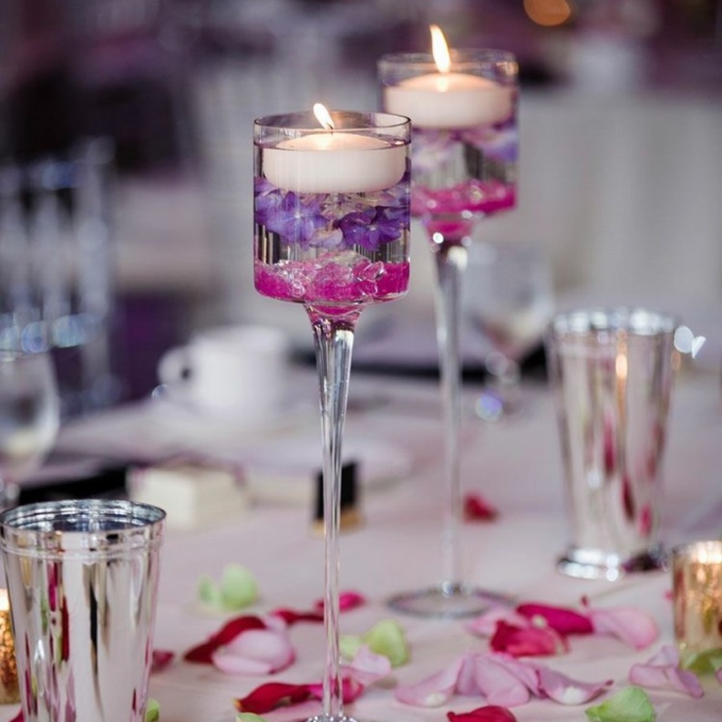 أحدث افكار لتزيين طاولات الافراح بالورود والشموع