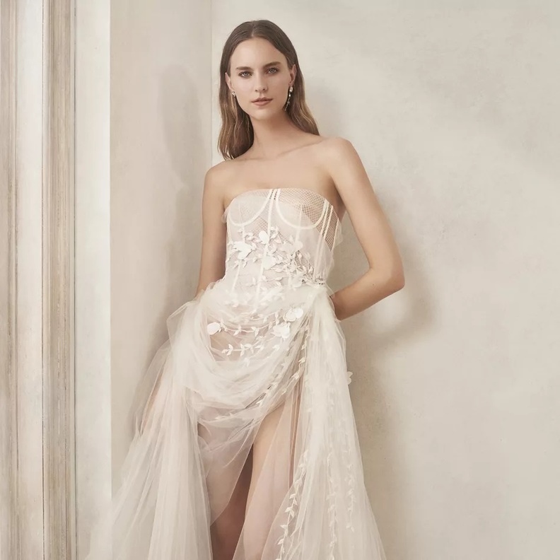 فستان أزرق من أوسكار دي لا رينتا