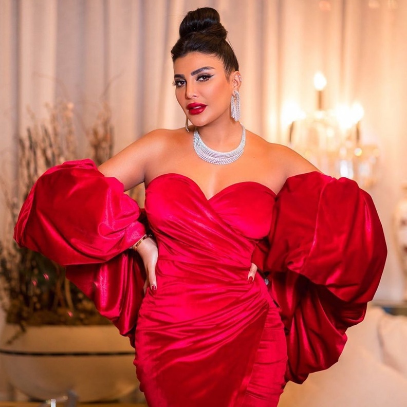 اطلالة لافتة بفستان ابيض لأمل العوضي