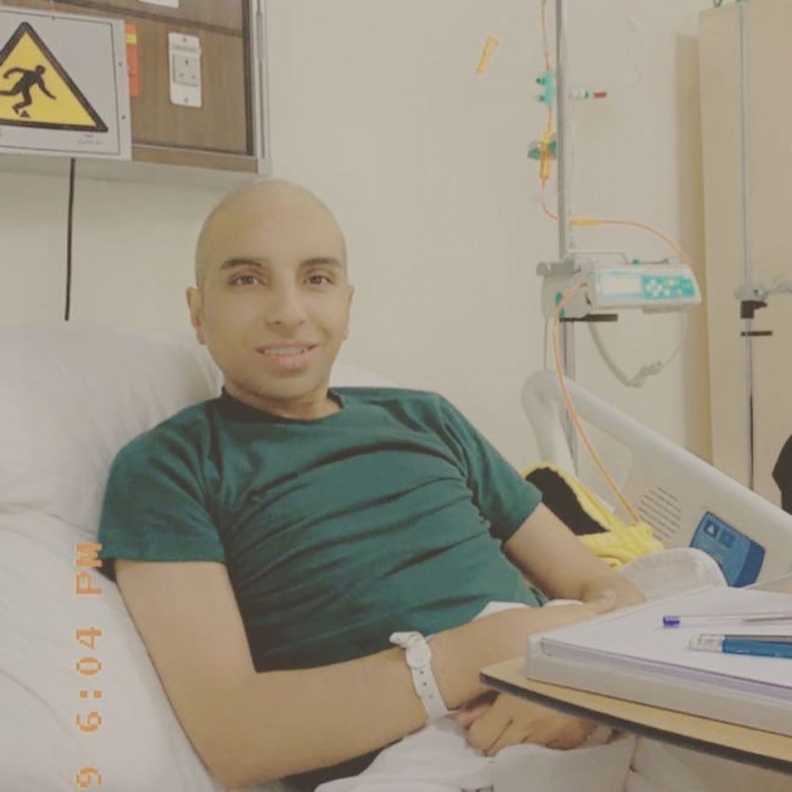 الفنان سليمان العليوي ينشر صور مؤثرة له من المستشفى: