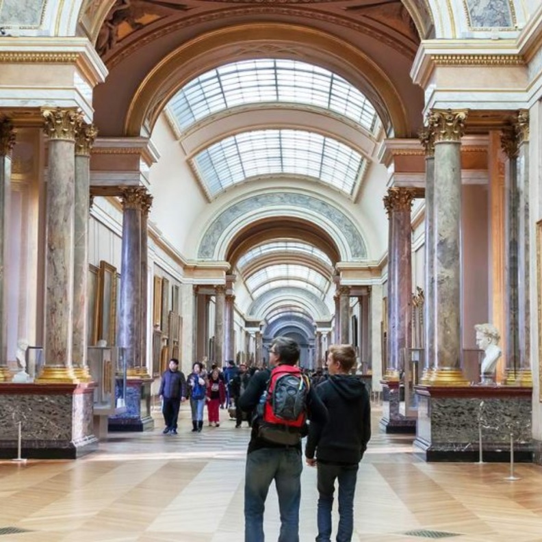 اللوفر مساء