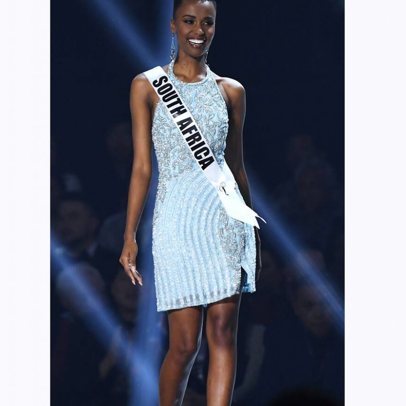 اختارت زوزيبيني تونزي فستان قصير ناعم