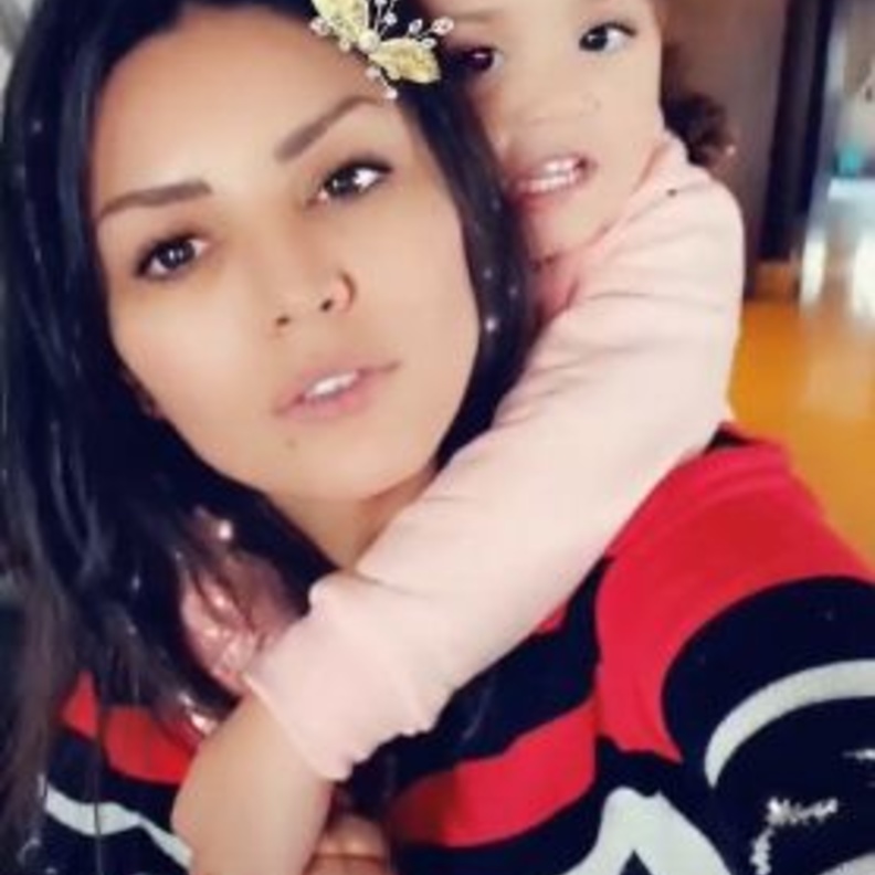 أمل بوشوشة ظهرت بفيديو طريف مع إبنتها 