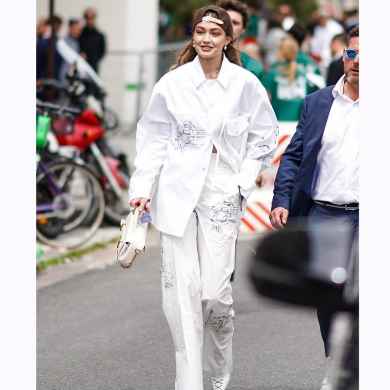 اطلالة البدلة باللون الأبيض مع المعطف على طريقة ريتا اورا