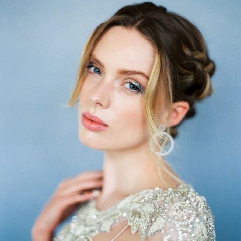 ابرز صيحات مكياج عيون جليتر بتدرجات ذهبية لعروس شتاء2020