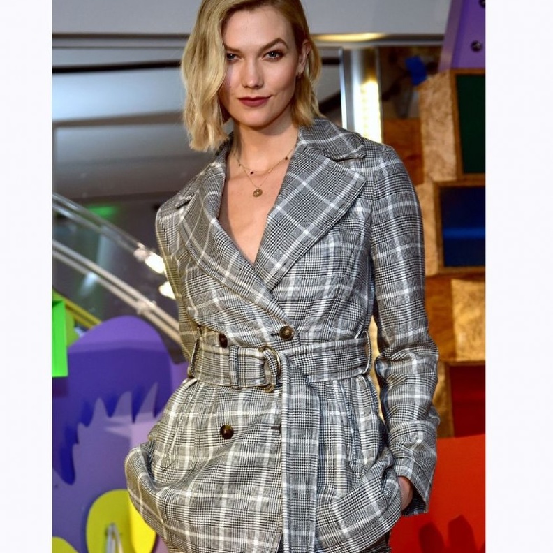 تألق النجمة كارلي كلوس Karlie Kloss بأجمل قصات البدلة المشرقة