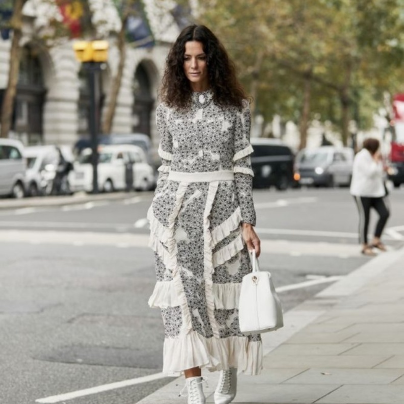 حقيبة يد باللون الأبيض منBalenciaga