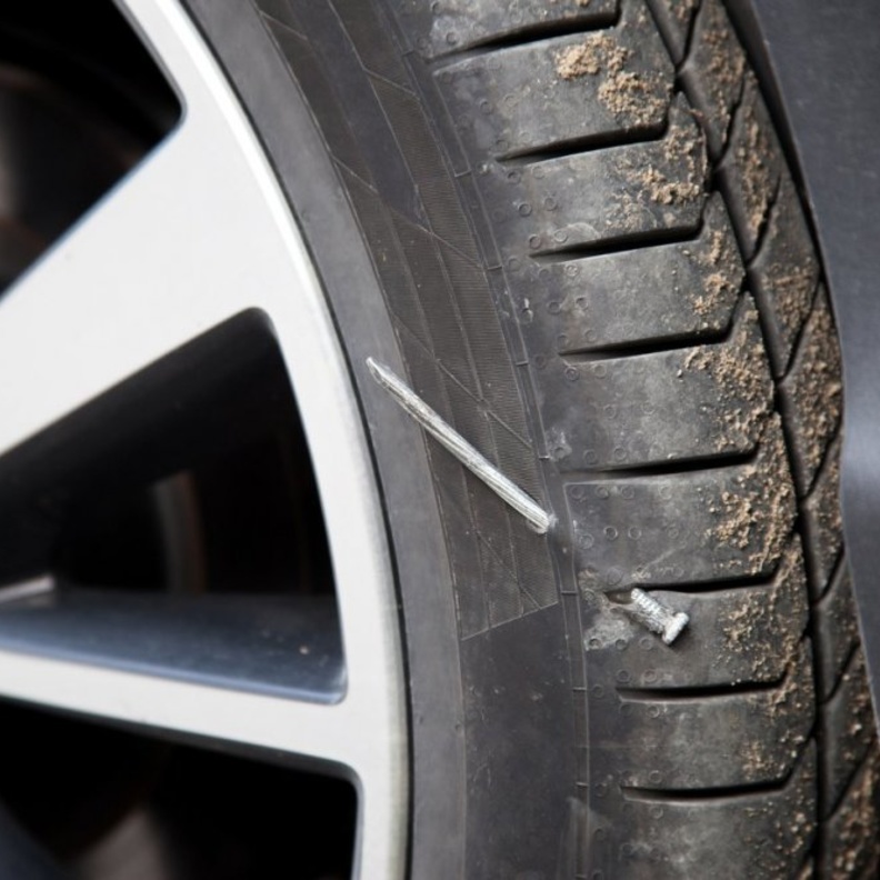 كيفية التصرف عند دخول مسمار في إطار السيارة