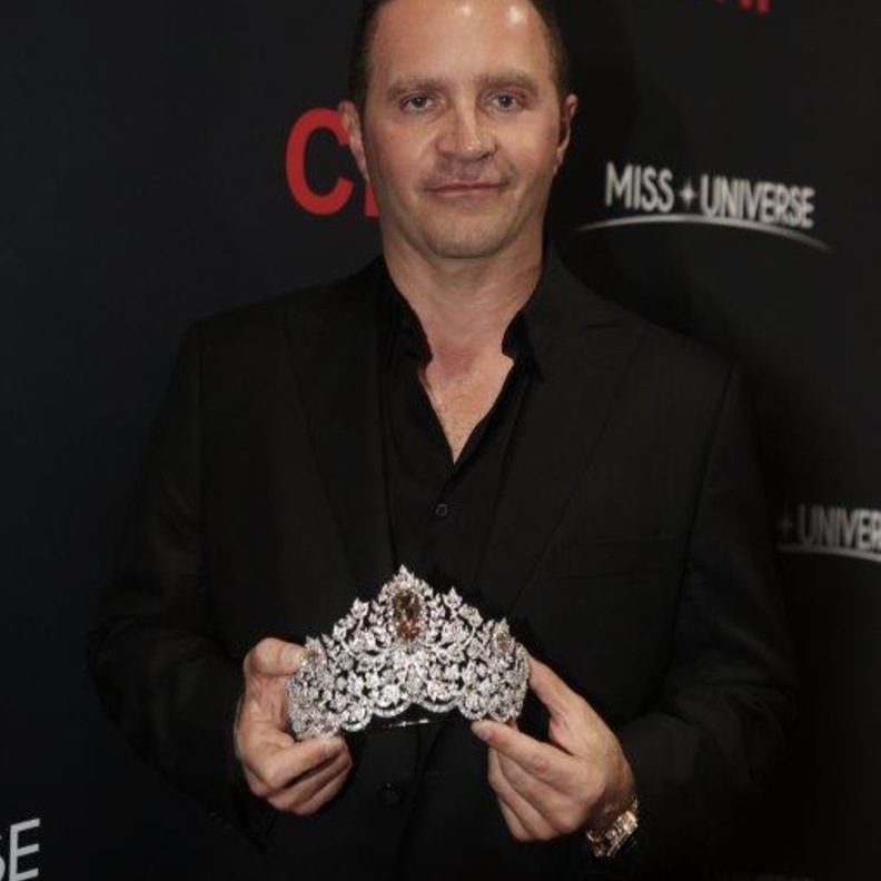  باسكال معوّض يكشف عن التاج 