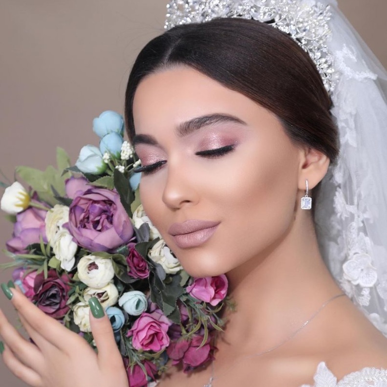 مكياج عروس وردي